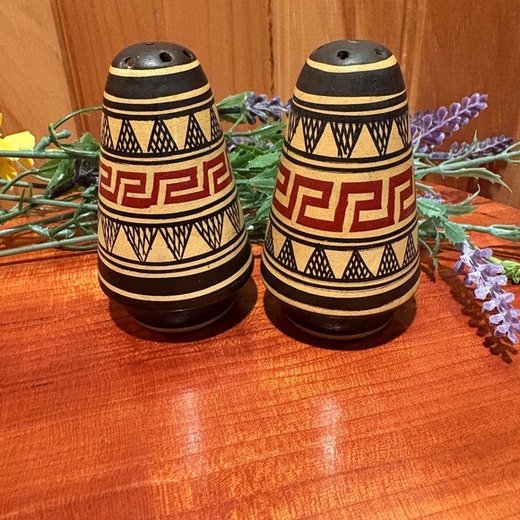 Mexican salt and pepper shakers, vintage hand painted geometric design - Picture 2 of 6
